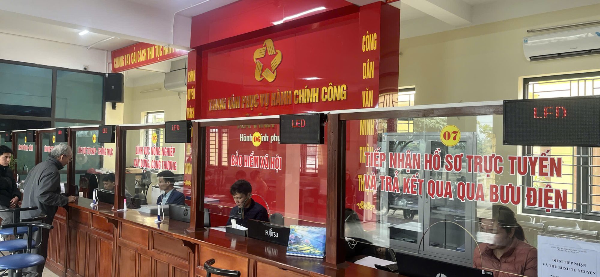 Trien Khai He Thong Xep Hang Tu Dong Tai Trung Tam Phuc Vu Hanh Chinh Cong Xa Vinh Tru – Ninh Binh