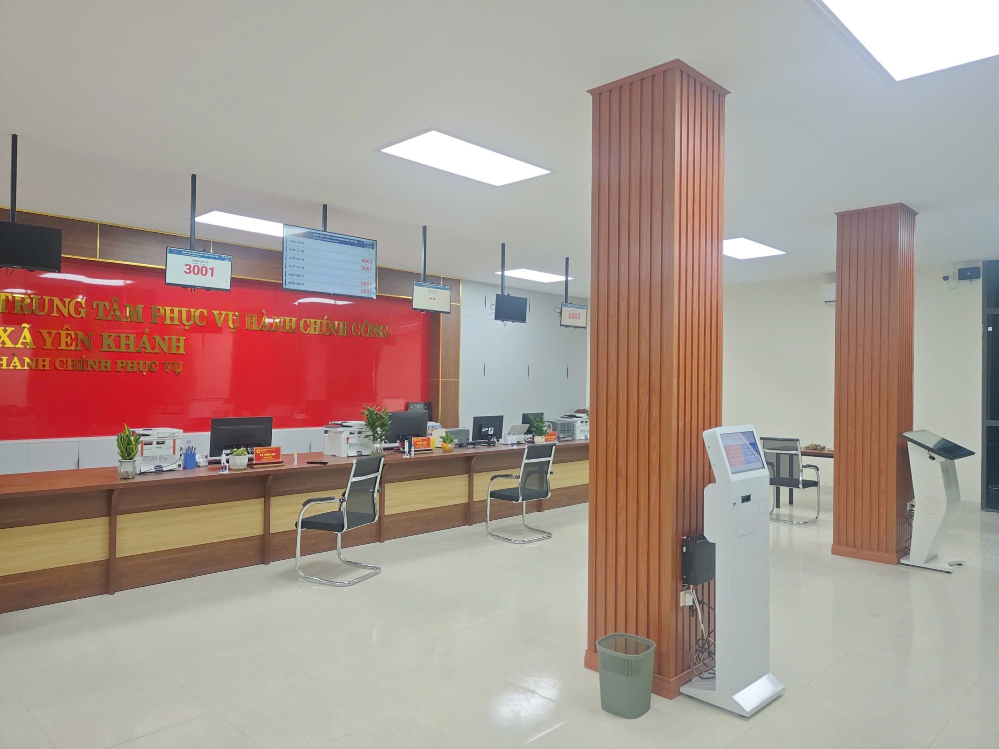 Bàn Giao Hệ Thống Xếp Hàng Tự Động Tại Trung Tâm Phục Vụ Hành Chính Công Xã YÊN KHÁNH - NINH BÌNH 2 1789213085951 342616107983687843 g8093527673530201139 93ab02dd5dd028d8c29d861fb085a52a