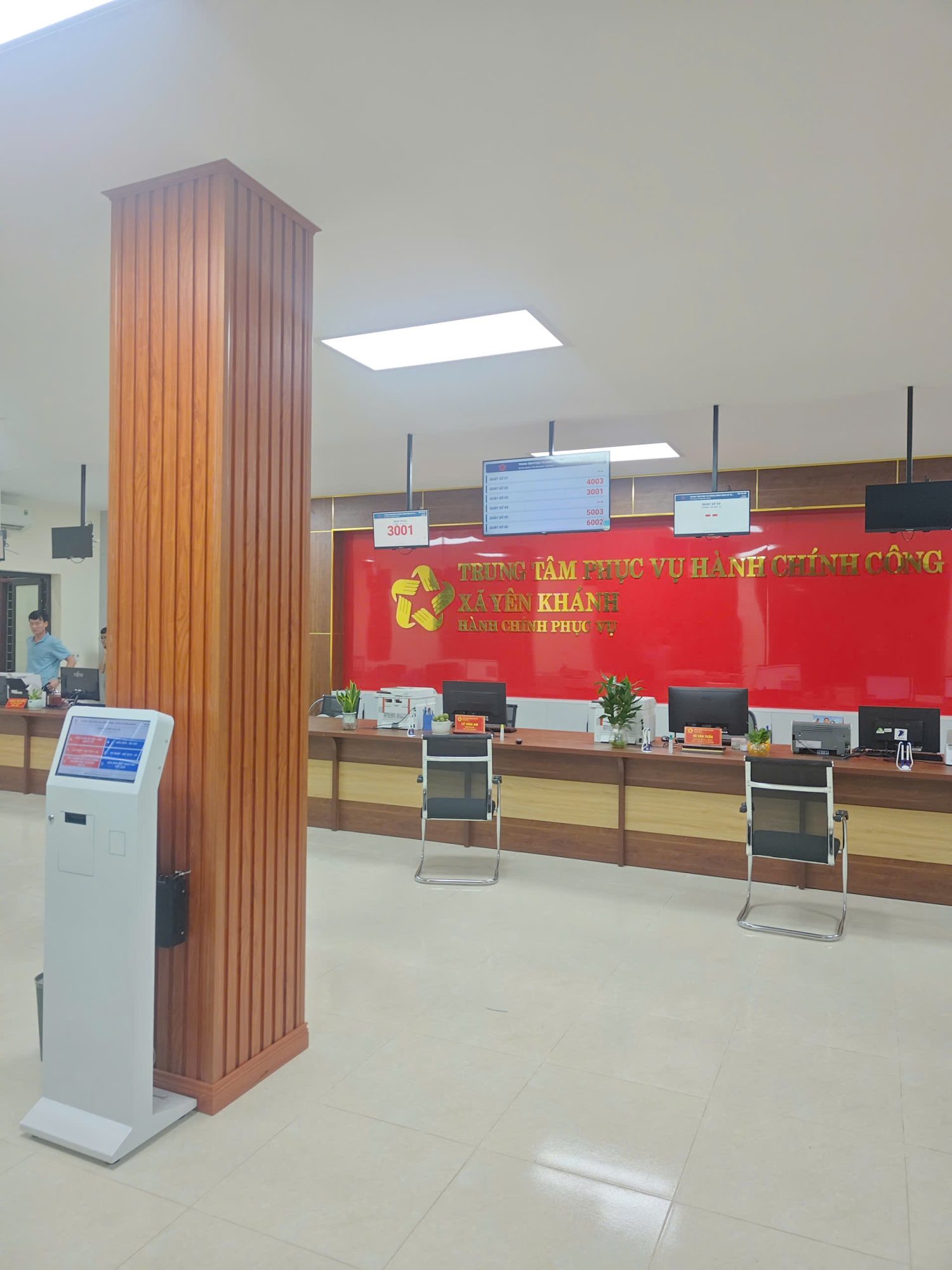 Bàn Giao Hệ Thống Xếp Hàng Tự Động Tại Trung Tâm Phục Vụ Hành Chính Công Xã YÊN KHÁNH - NINH BÌNH 3 1789213086008 342616107983687843 g8093527673530201139 dd25ce0cadd910bfa151ea501211b2b0